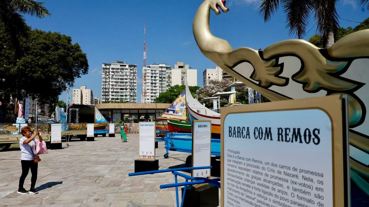 A descrição dos carros e barcos de promessas está em português e inglês, para auxiliar turistas